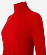 Blusa de punto color blanco, con cuello alto, manga larga y diseño liso.