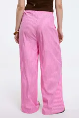 Pantalón de tela rayada vertical en tonos azul y blanco, con cintura elástica y cordón ajustable.