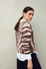 Sweater de punto liviano con estampado animal print estilizado en tonos neutros. De silueta relajada y tejido suave al tacto.