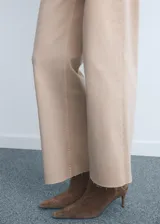 Jeans de tiro alto con diseño culotte y corte wide leg. Presentan un acabado con bajo deshilachado, cierre de cremallera con botón y bolsillos traseros de parche.