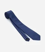 Corbata clásica color borgoña, de tela satinada con textura.