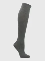 Calcetines altos grises de bambú con textura acanalada.
