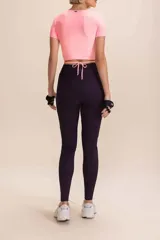 Calza larga color borgoña, de corte ajustado, con cintura alta y tejido acanalado.