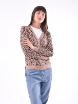 Cárdigan color beige con estampado animal print marrón, escote en V y cierre frontal con botones.