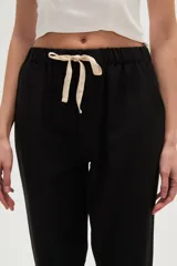 Pantalón de algodón color beige, de corte recto y largo a media pierna.