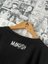 Remera negra de manga corta con estampado de esqueleto con espada y zombies en color blanco. Estampado en vinilo textil.