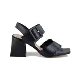 Sandalias de cuero sintético negro con taco ancho y hebilla cuadrada.