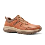 Zapato casual de cuero negro, con cordones y suela de goma gris.