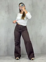 Pantalón jean de tiro alto color chocolate, corte wide leg, con bolsillos delanteros y traseros.