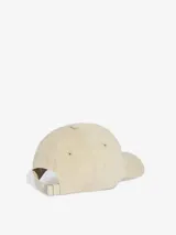 Gorra de béisbol color beige con logo Adidas bordado en gris en el frente.