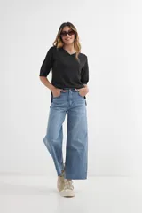 Sweater negro de tejido de punto, con escote en V y mangas 3/4.
