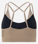 Top deportivo color tostado, confeccionado en microfibra con efecto satinado. Presenta copas y correas dobles ajustables.