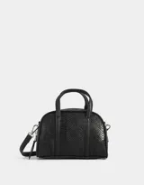 Cartera bowling negra con efecto croco, doble asa de mano y correa regulable desmontable.
