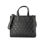 Cartera tipo tote bag negra de cuero con diseño geométrico en relieve. Tiene doble asa corta, correa larga regulable y herrajes plateados.