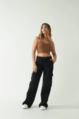 Top tejido color marrón con escote corazón y espalda recta.