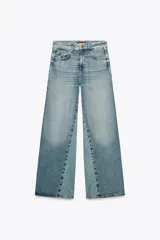Pantalón de jean celeste de tiro medio y corte wide leg, con cinco bolsillos, costuras laterales marcadas y detalle de tejido efecto lavado combinado.