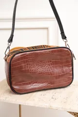 Bandolera rectangular con correa larga regulable, confeccionada en cuero vegano con combinación de texturas y colores: parte superior en beige liso, parte central en verde con efecto piel de cocodrilo y parte inferior en marrón.