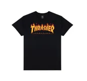 Remera negra de manga corta con el logo de Thrasher Magazine estampado en el pecho con diseño de llamas en amarillo y naranja.