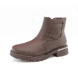 Bota corta marrón de cuero sintético, con elástico lateral y detalle de pespuntes en forma de rombos. Tiene suela track y un aplique metálico plateado en el talón.