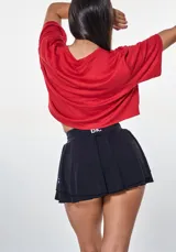 Remera corta roja de algodón, corte oversize y logo 'bk.' estampado en blanco.