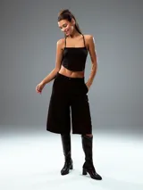 Top corto con estampado de cebra, breteles finos y espalda descubierta.