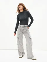 Polera de tejido de punto acanalado color rojo, de manga larga y cuello alto.