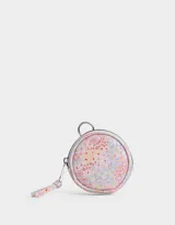 Monedero redondo de cuerina con estampado de flores multicolor, cierre circundante y mosquetón con argolla para colgar.