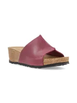 Sandalia de plataforma con tira de cuero rústico, horma ergonómica y suela de corcho flexible.