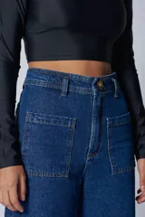 Pantalón jean de tiro alto, corte wide leg, color azul oscuro. Confeccionado con algodón 100% reciclado, con bolsillos cuadrados en delantero y espalda.