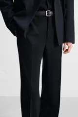 Pantalón de vestir negro slim fit confeccionado en tejido de lana de origen italiano. Cuenta con bolsillos frontales y traseros de vivo con botón. Cierre frontal con cremallera y botón. Colección especial Origins.