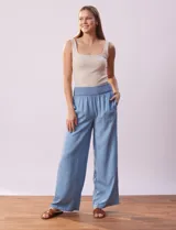 Pantalón celeste de lyocell, marca Zac & Rachel, con pretina ancha elastizada y corte wide leg.