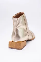 Botines de cuero negro con cierre lateral y taco bajo cuadrado de madera.