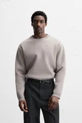 Sweater negro de punto con cuello redondo y mangas largas.