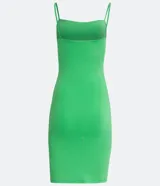 Vestido corto color rosado, de escote recto, con breteles finos y confeccionado en algodón con elastano.