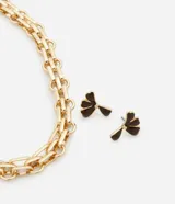 Conjunto de collar de cadena dorada con eslabones rectangulares y aros tipo botón con forma de flor marrón con borde dorado.