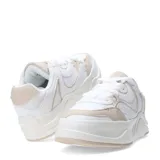 Zapatillas deportivas negras con suela gruesa y cordones.