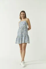 Vestido corto estampado con tirantes finos y falda amplia, ideal para clima cálido.