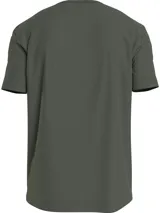 Remera verde militar de manga corta y cuello redondo. Estampado frontal con el logo de Calvin Klein en blanco y negro y la leyenda "Established since nineteen sixty eight".