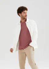 Camiseta de manga corta, cuello redondo y calce regular, color amarillo mostaza jaspeado.