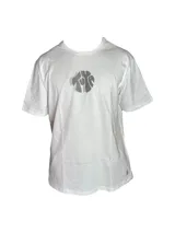 Remera color beige de algodón premium, manga corta y cuello redondo. Presenta un estampado circular en el centro del pecho con un diseño abstracto en tonos grises.