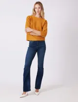 Buzo de tejido acanalado color mostaza, con escote tipo bote y mangas 3/4 estilo japonés.