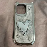 Funda plateada para celular con forma de gato, con apliques de corazón y strass.