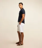 Bermuda masculina de sarga color rosado, con corte recto y bolsillos laterales.