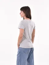 Remera de algodón con estampado de texto en color amarillo, de corte clásico y manga corta.