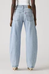 Pantalones de jean celeste con corte amplio, tiro alto y apliques de strass.