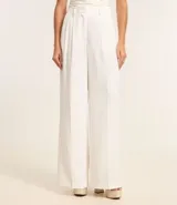 Pantalón de vestir blanco, de corte palazzo, con trabillas en la cintura, bolsillos laterales y pliegues delanteros.