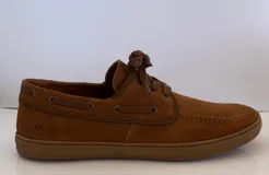 Zapato náutico acordonado de cuero color camel, con suela marrón.