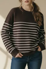 Sweater color crema con rayas horizontales finas color marrón claro, de corte holgado y mangas largas.