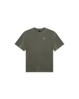 Remera manga corta color verde militar con logo Deus Ex Machina bordado en el pecho.
