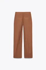 Pantalón marrón de lino, de tiro alto, con bolsillos delanteros y traseros.